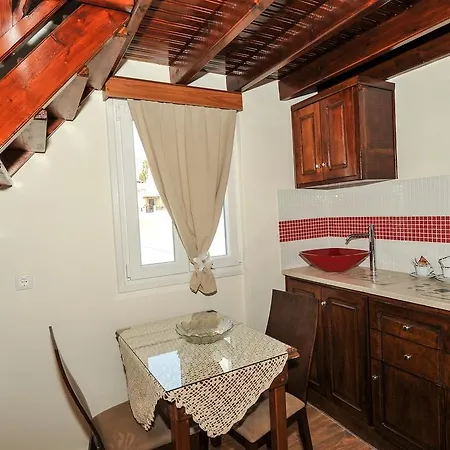 阿斯特罗利托斯公寓 *